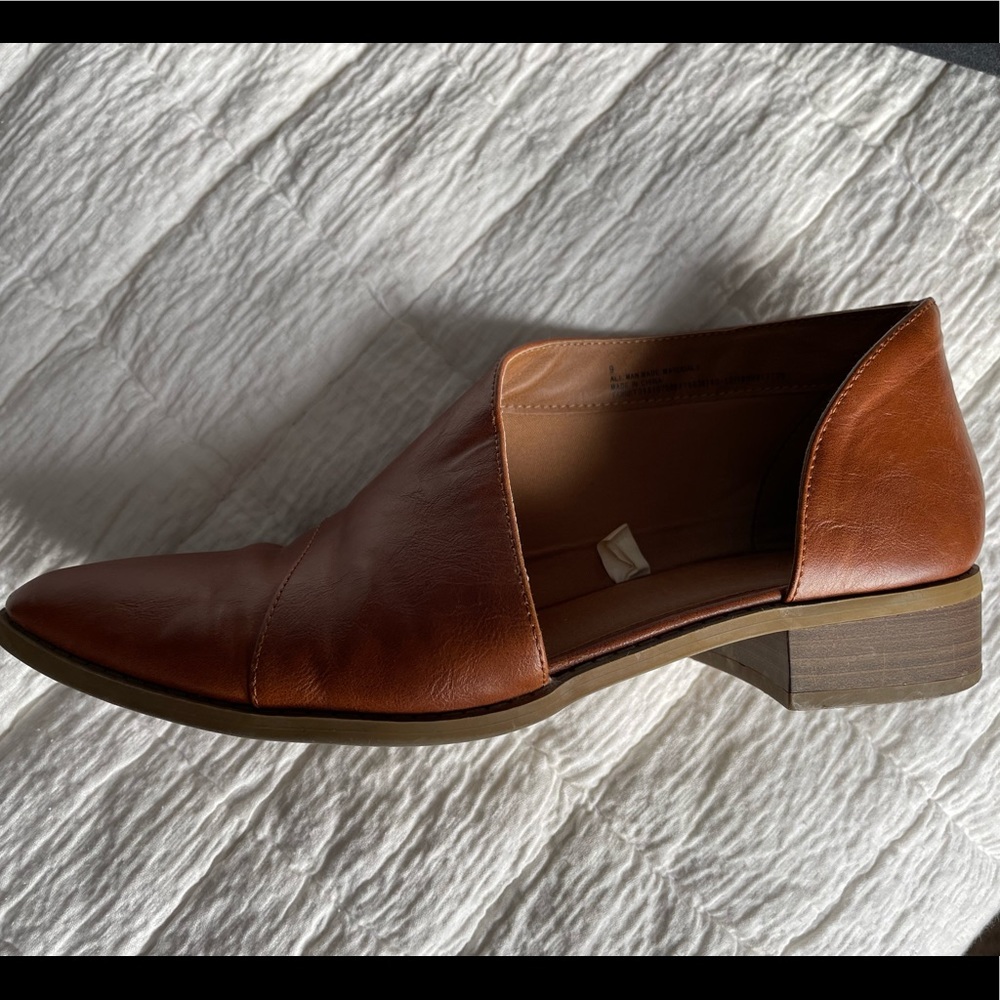 Universal thread leather sandals